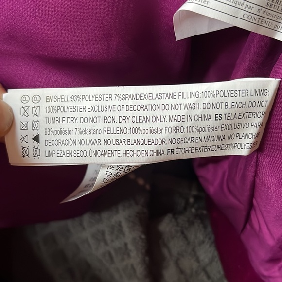 NWT quilted velvety jacket with hood and zipper. Adjustable at bottom size M - Picture 11 of 13